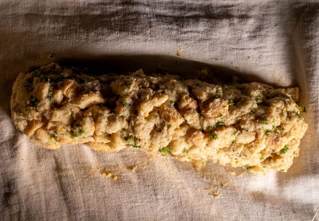 Die Knödelmasse wird geformt und vorbereitet für die Serviettenknödel.