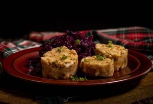 Semmelknödel, zubereitet als klassische Serviettenknödel