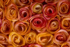Wunderschöne, handgefertigte Rosen aus Äpfeln