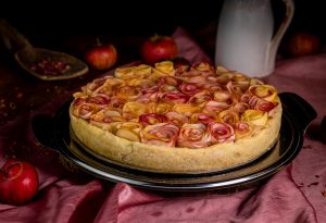 Köstlicher Herbstkuchen mit Äpfeln, Pudding und Marzipan