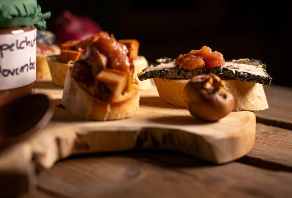 Mispelchutney auf Baguttescheiben