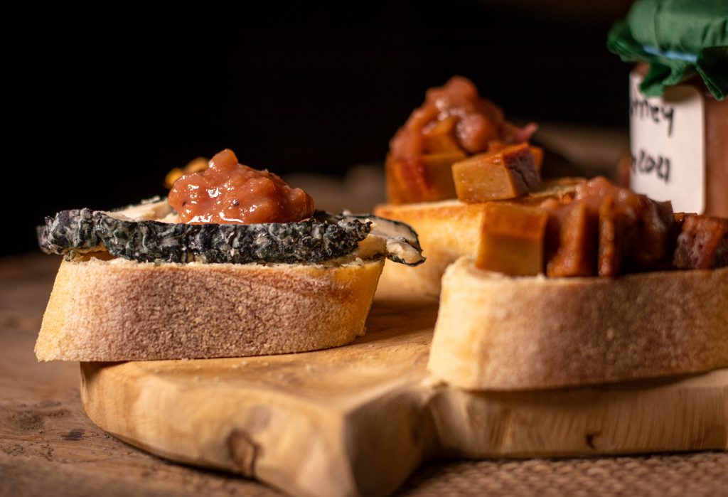 Mispelchutney - deftig aromatisch auf veganem Blauschimmelkäse