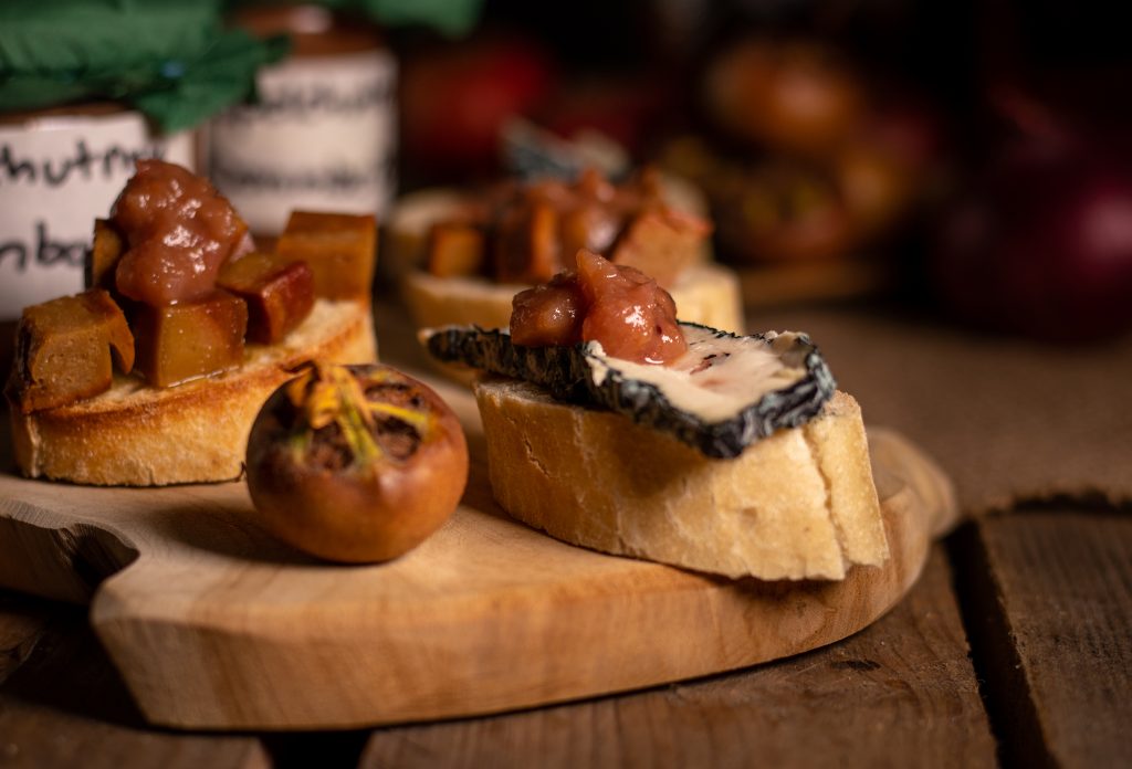 Mispelchutney auf Baguettescheiben.