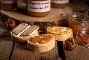 Köstlich auf Brot zum Frühstück: selbstgekochte Mispelmarmelade