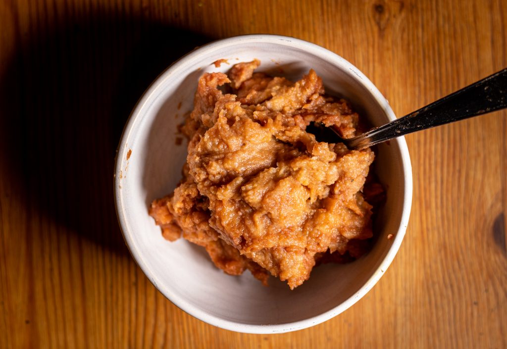 Passiertes Mispelmark in einer Schüssel, fertig zur Weiterverarbeitung