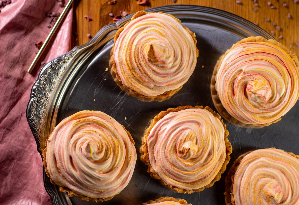 Vegane Baiserhaube auf Mispeltartes.