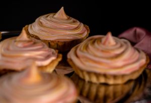 Vegane Tartelettes mit Mispeln und Baiserhaube