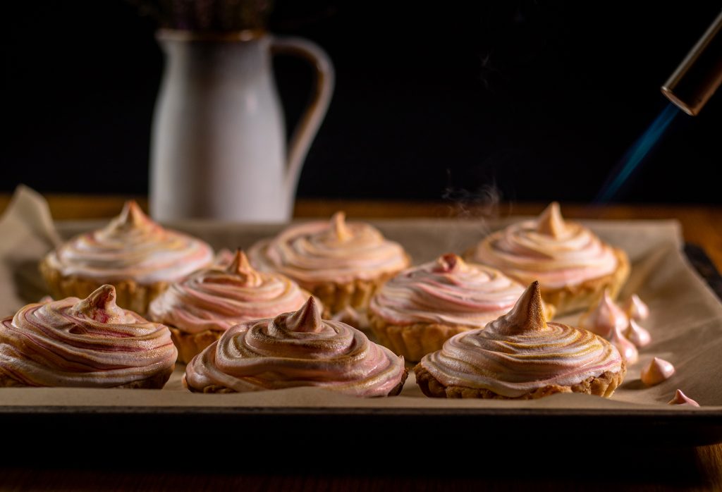 Vegane Mispeltartes mit Baiserhaube werden flambiert.