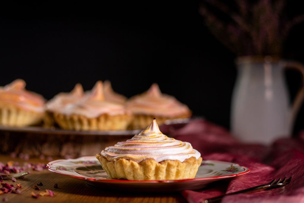 Mispeltartes mit bunter Baiseerhaube. Vegan.