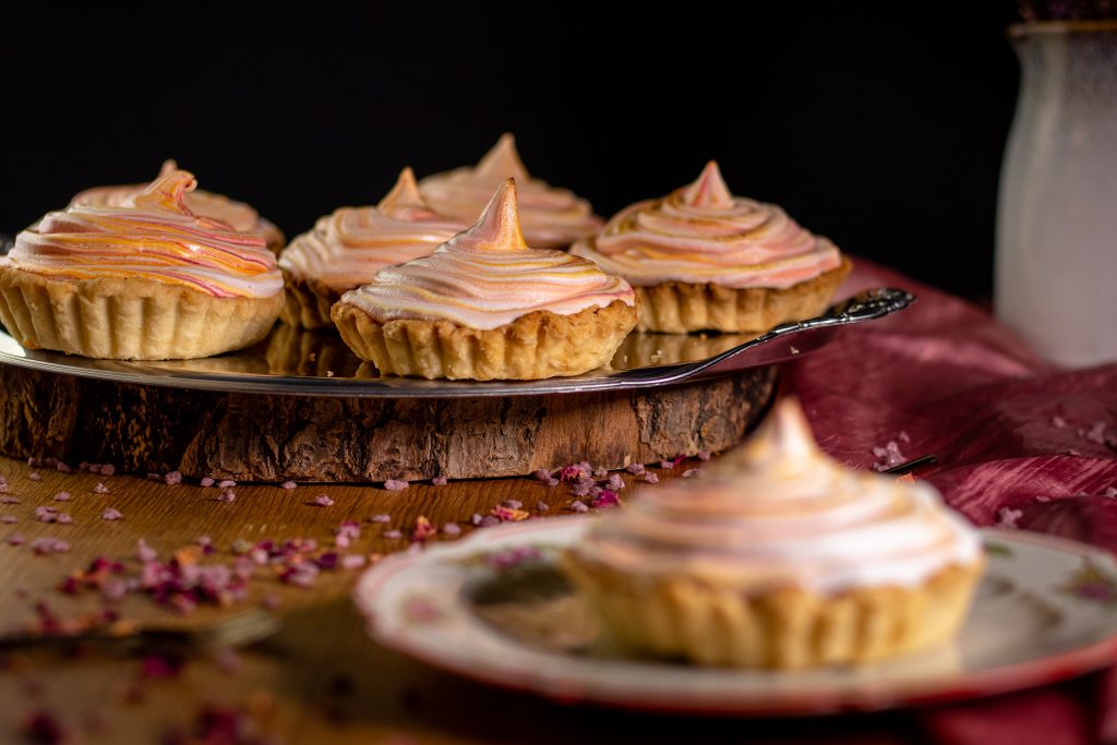 Mispeltartes mit bunter Baiseerhaube. Vegan.