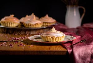 Gebettet ist der Kuchen in einem lockerem, blättrigen Mürbeteigboden