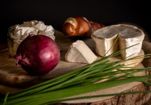 Veganer Camembert, Frischkäse und rote Zwiebel