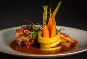 Ein Ring aus gerösteten Kartoffeln und Beete mit Zatarmöhrchen