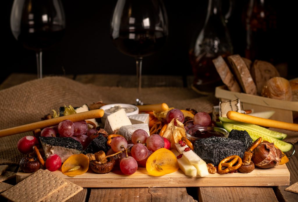 Veganes Cheese Board mit Camembert, Blauschimmelkäse und Ziegenkäse