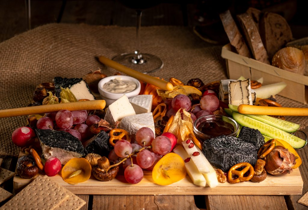 Veganer Blauschimmelkäse und Camembert auf Cashewbasis - ein Rezept - mehrere Sorten nach der Reifung