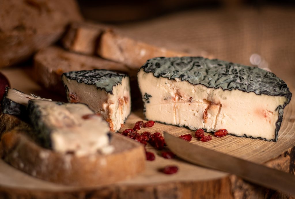Selbstgemachter, veganer Blauschimelkäse. Verfeinert mit Berberitze.