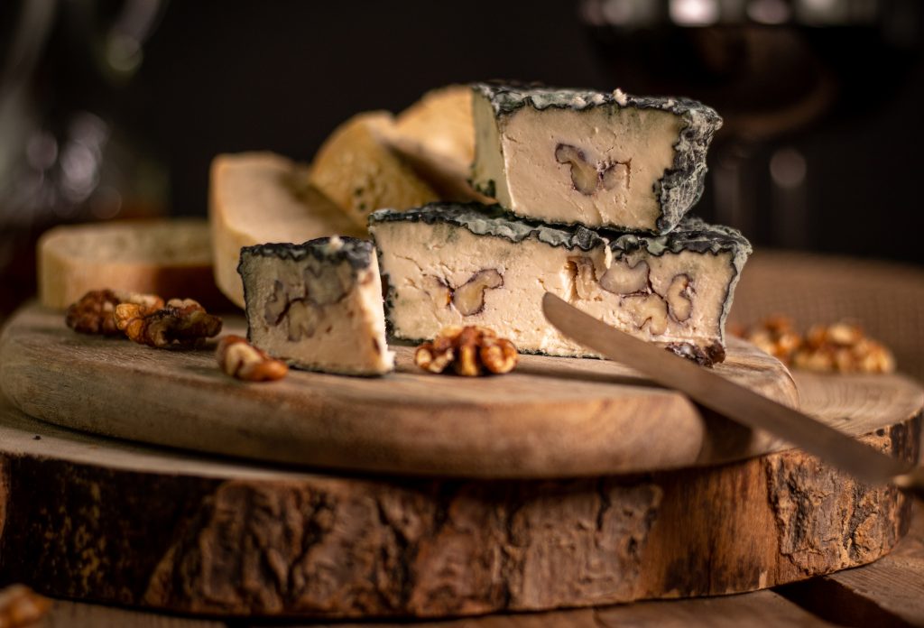 vegane gereifte Käse: Veganer Blauschimmelkäse mit Walnüssen