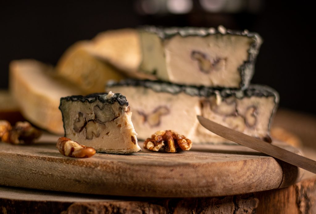Für mein ehemaliges Restaurant habe ich viele leckere vegane Käsesorten entwickelt. Unter anderem diesen Blauschimmelkäse mit Walnüssen.