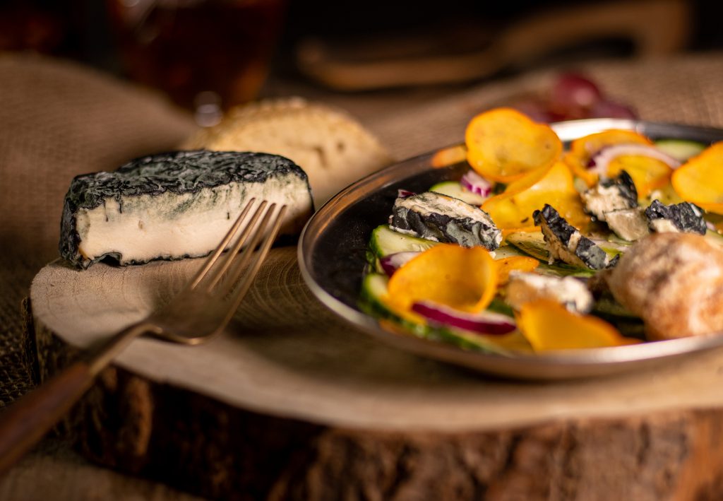 Veganer Blauschimmelkäse passt sehr gut in Salat