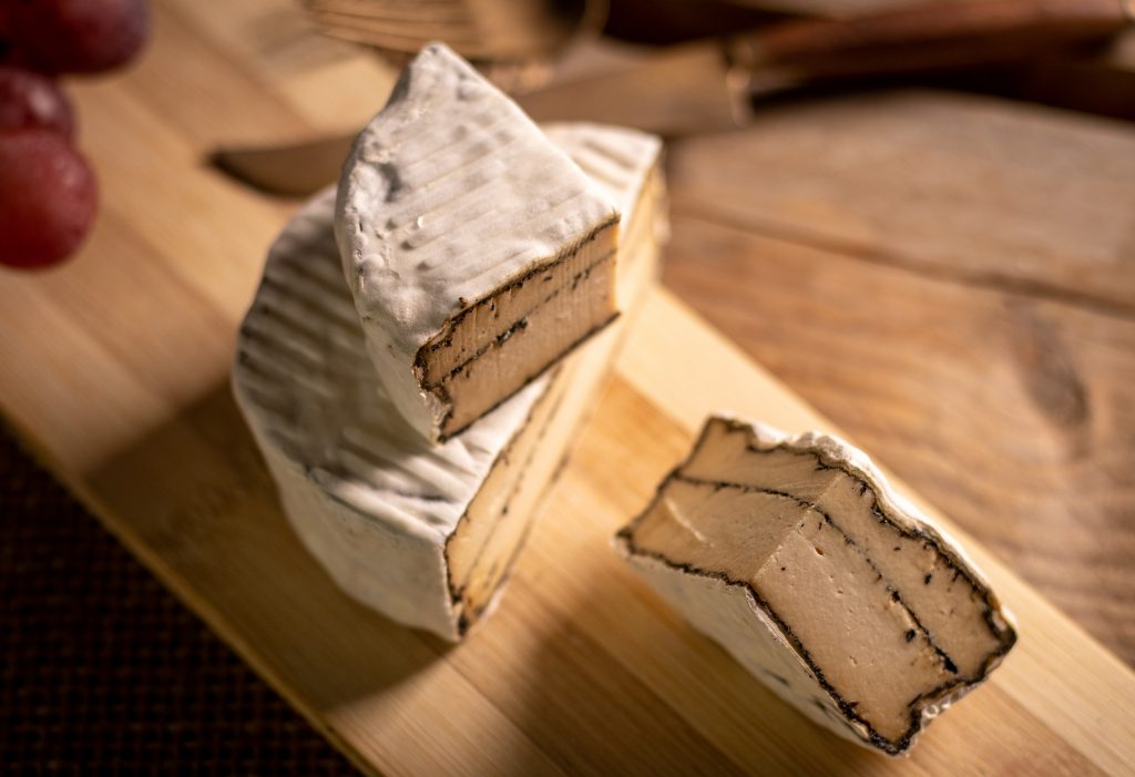 Ich liebe es veganen Camembert mit Asche zu verfeinern. Mit wunderschöner, gut gereifter Camembertrinde.