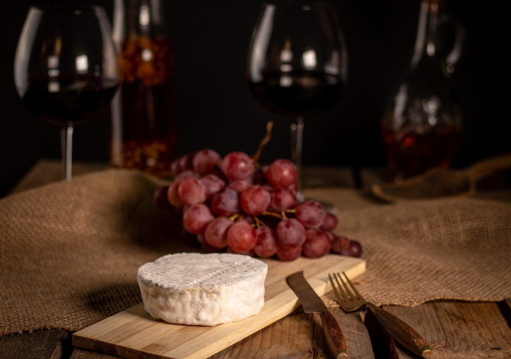 Veganer Camembert mit Lauchasche unter der Rinde und einer Ascheschicht in der Mitte.