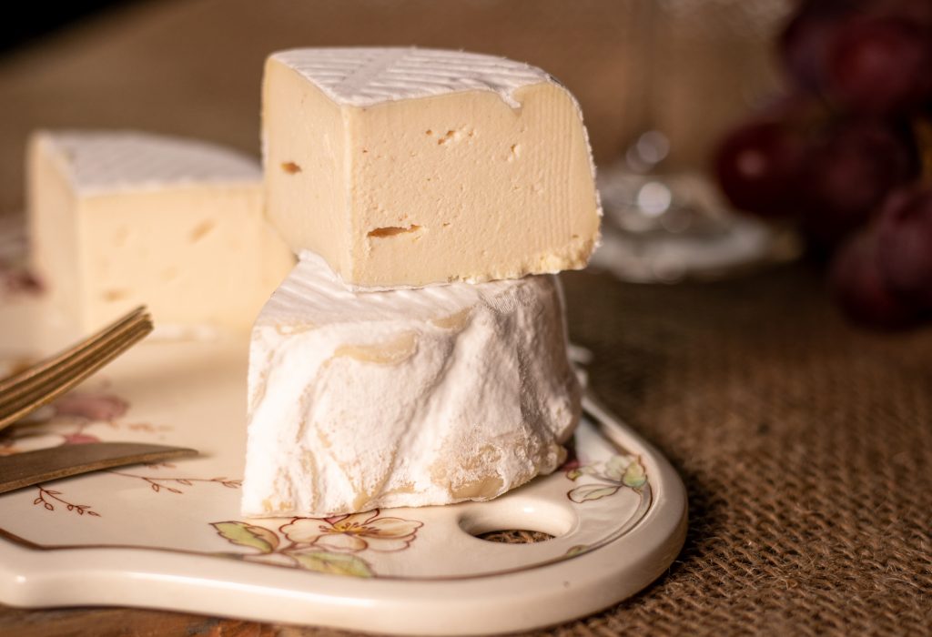 Wunderbare, vegane gereifte Käse - hier als Ziegenkäse
