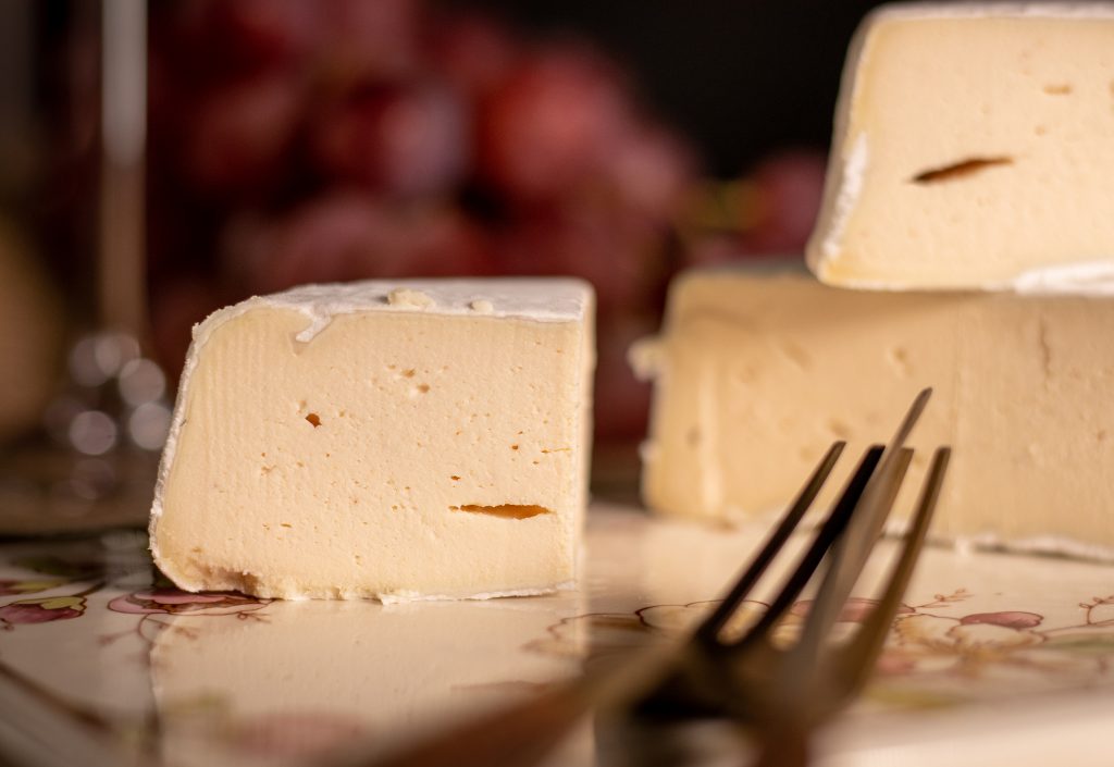 Vegane gereifte Käse. Ziegenkäse - vegan und mit Weißschimmelrinde gereift