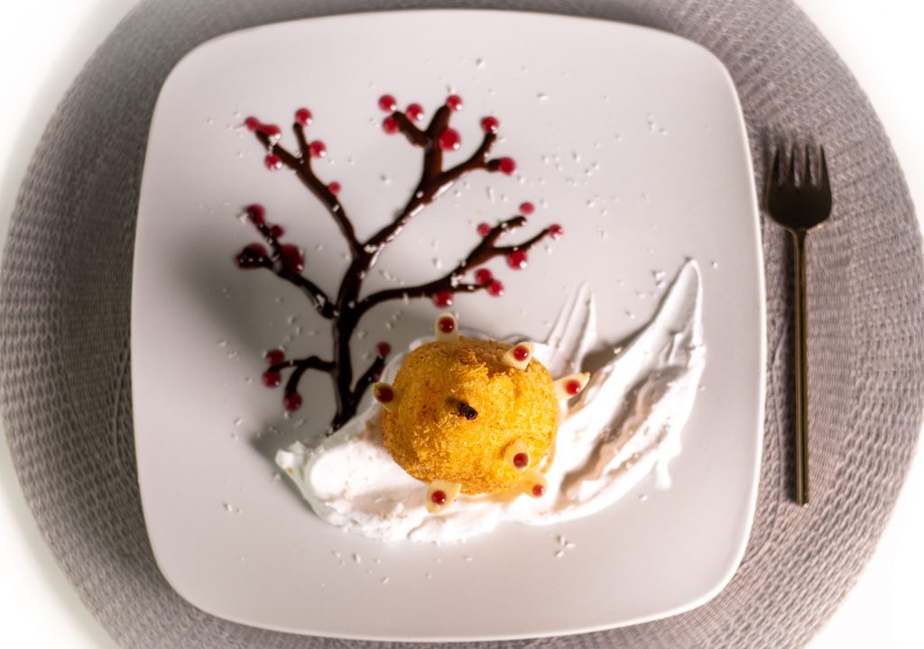 In Cider pochierte Birne, ausgebacken im Kokosmantel