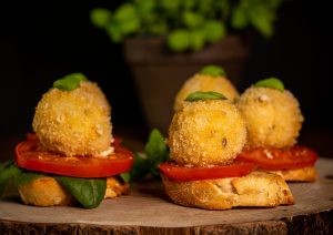 Leckere Bällchen gefüllt mit selbstgemachtem, veganen Käse