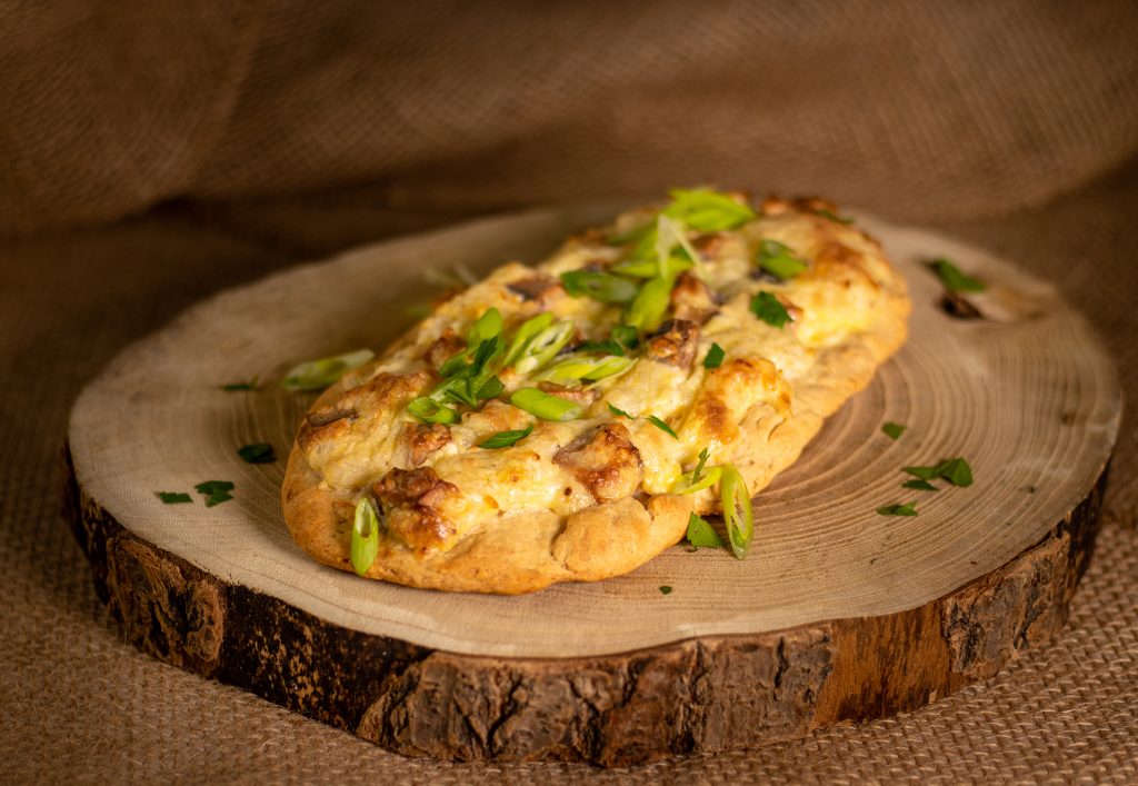 Köstlich überbacken mit einer aromatischen veganen Schmand-Käsecreme