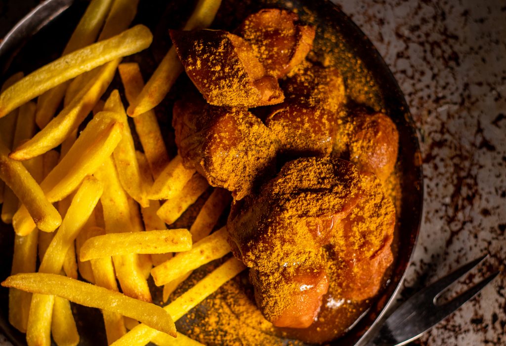 Vegane Currywurst mit Pommes