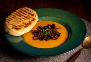 Dal mit Naan - indische Linsensuppe mit Brot