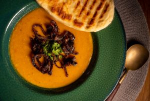 Dal mit Naan - indische Linsensuppe mit Brot