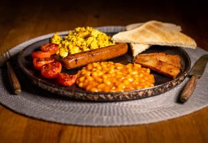 English Breakfast – Full English vegan. Mit Rührei, Baked Beans und Bacon