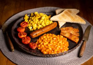 English Breakfast – Full English vegan. Mit Rührei, Baked Beans und Bacon