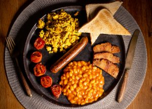 English Breakfast – Full English vegan. Mit Rührei, Baked Beans und Bacon