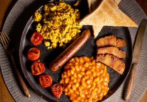 English Breakfast – Full English vegan. Mit Rührei, Baked Beans und Bacon