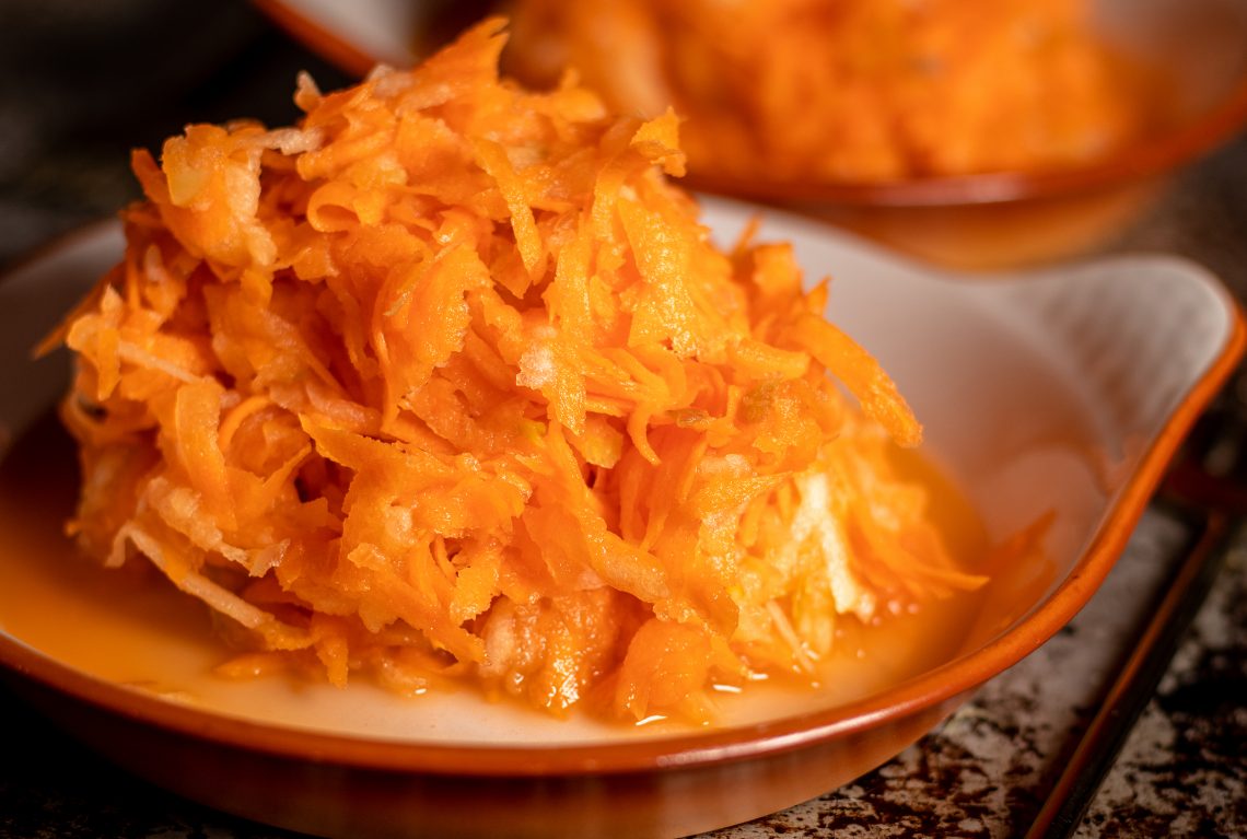 Flinker Karottensalat mit Apfel und Zitronensaft - Dailyvegan Flinker Karottensalat mit Apfel und Zitronensaft - Dailyvegan