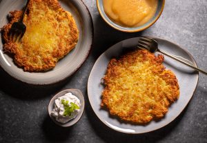 Kartoffelpuffer mit Apfelmus und Dip