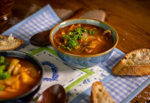 Die Zutaten für diese leckere, vegane Suppe bekommt Ihr in jedem Supermarkt