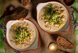 Vegane Lauch-Käse-Suppe mit Hack, von oben in zwei Schüsseln