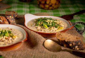 Vegane Lauch-Käse-Suppe mit Hack, auf Tisch mit Brot