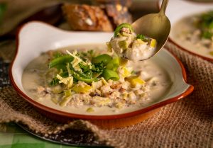 Vegane Lauch-Käse-Suppe mit Hack, mit Löffel voll Suppe