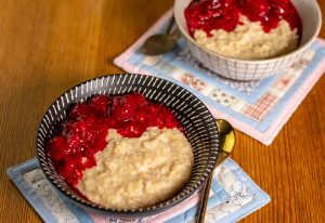 Porridge, frisch gekocht mit heißen Himbeeren
