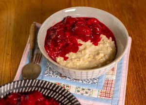 Porridge, frisch gekocht mit heißen Himbeeren