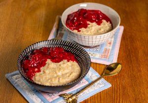 Porridge, frisch gekocht mit heißen Himbeeren