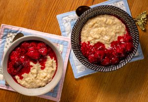 Porridge, frisch gekocht mit heißen Himbeeren