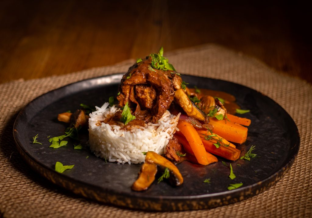 Vegane Rouladen mit Reis, Möhren und Bratensauce