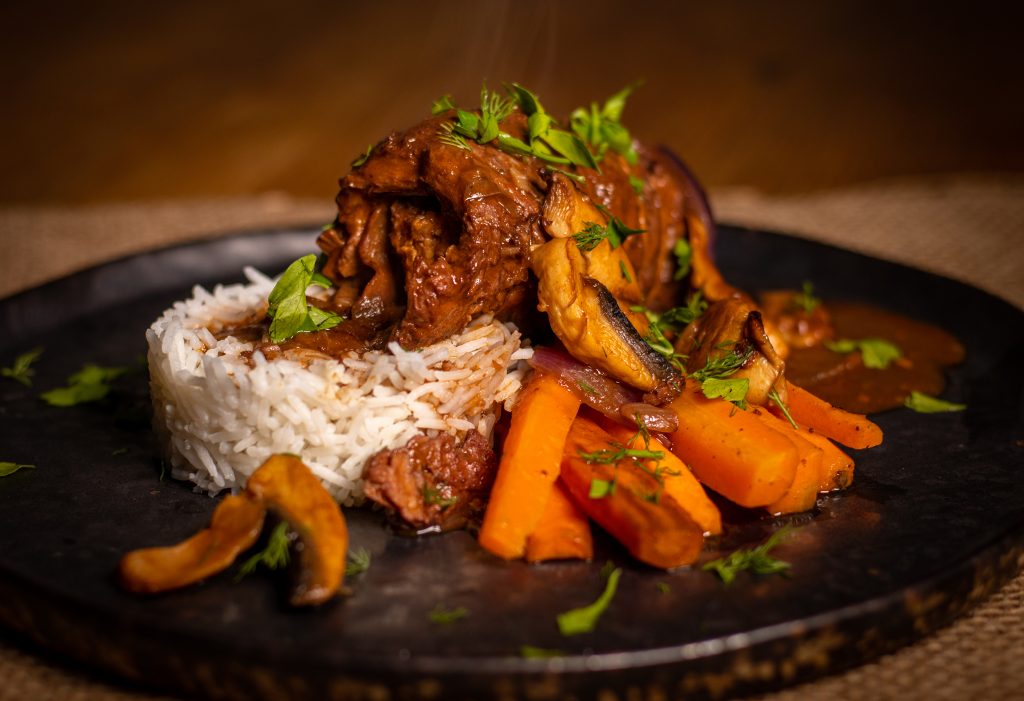 Vegane Rouladen mit Reis, Möhren und Bratensauce