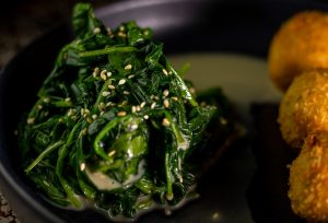 Japanischer Spinat-Sesam-Salat mit frittierten veganen Mozzarellabällchen